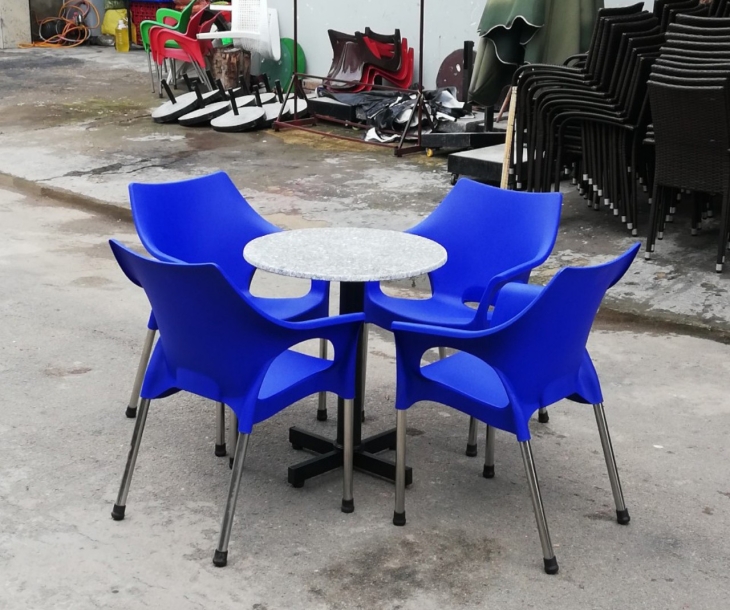 Cung cấp bàn ghế nhựa đúc chân inox tại Cà Mau