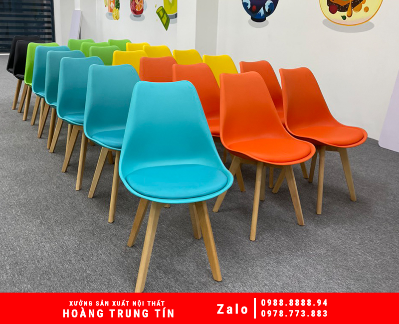 Ghế nhựa đúc chân gỗ với thiết kế hiện đại, độ bền cao, dễ dàng vệ sinh