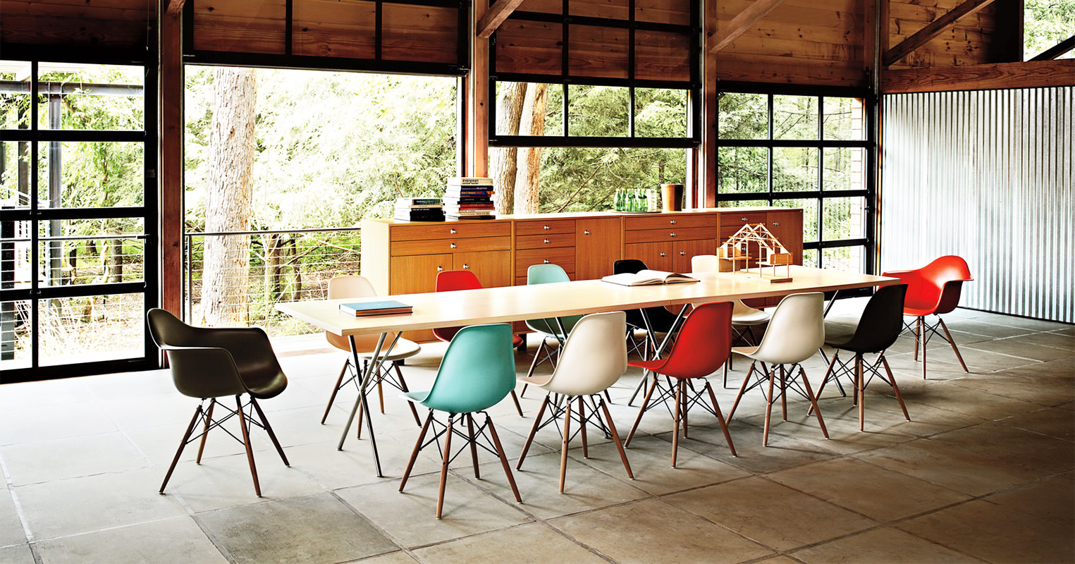 Ghế nhựa đúc chân gỗ phù hợp với nhiều không gian quán ăn, cafe, nhà hàng