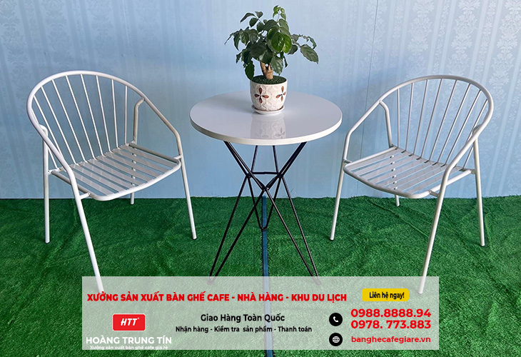 Bàn ghế cà phê vỉa hè kết hợp với cây xanh