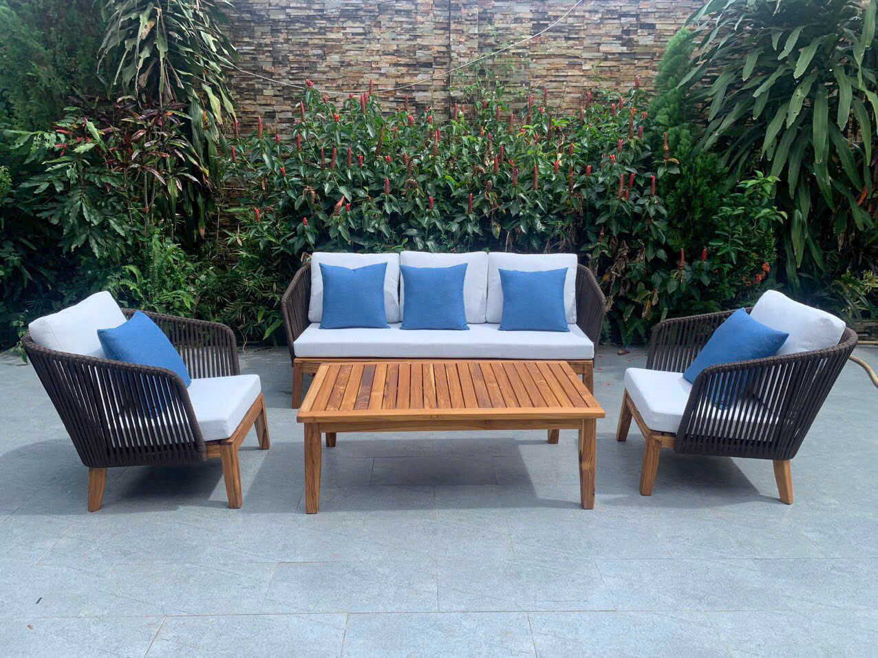 ban-ghe-cafe-nhua-duc-tai-phu-quoc